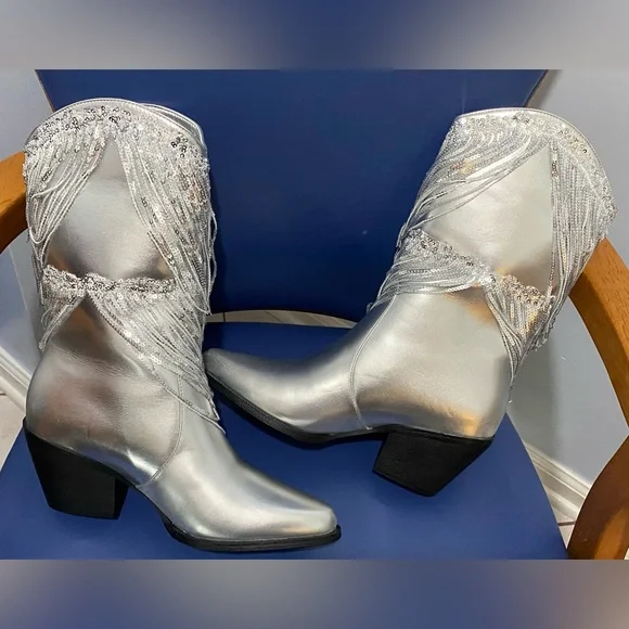New Cuccoo SZL women’s silver metallic fringe & sequins western boots, Size 6